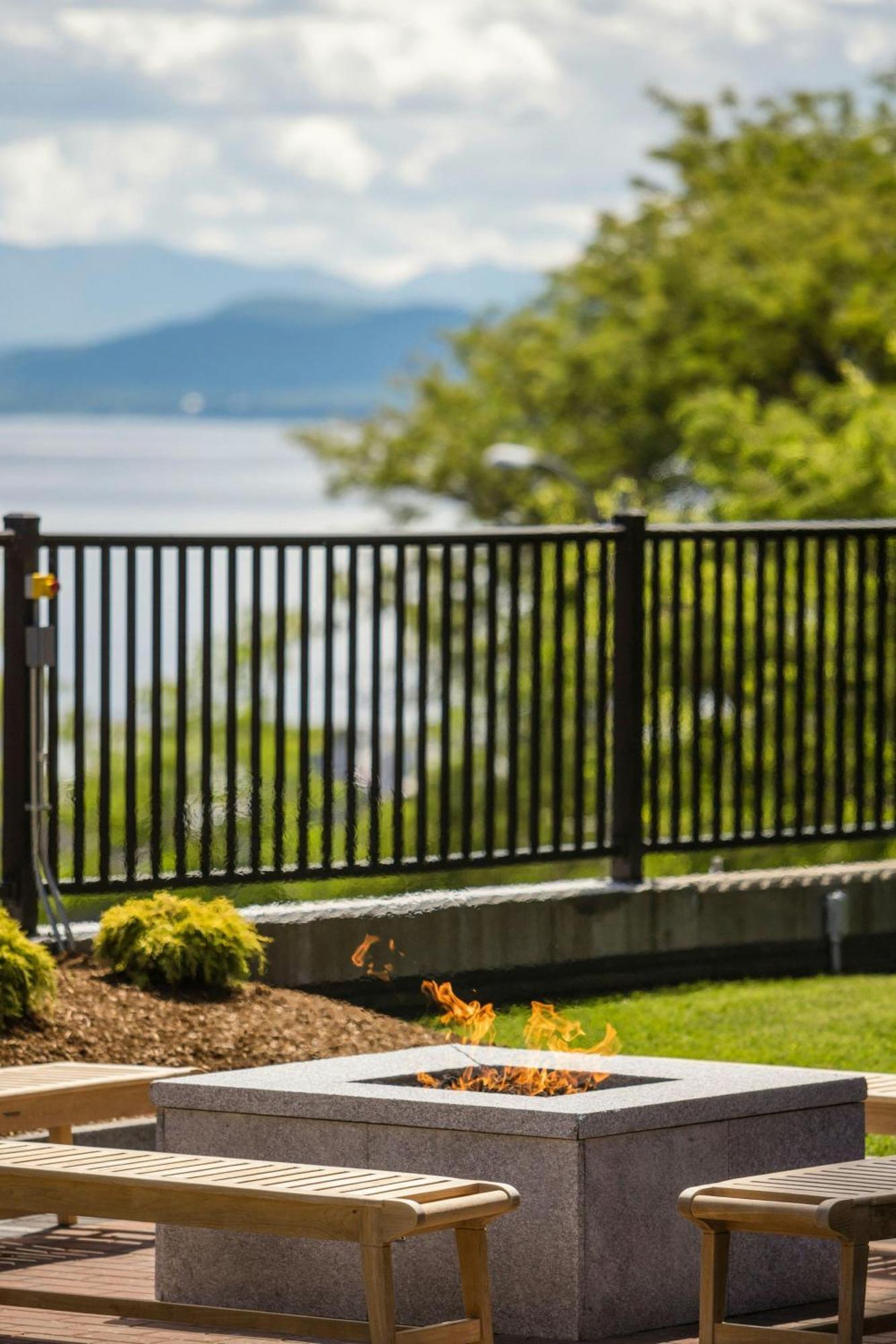 Courtyard Burlington Harbor Exterior foto